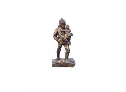 Pompier sauve statuette en cuivre d'imitation en forme de héros enfant.